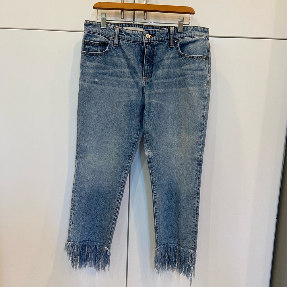 Distressed cropped blue jeans with fringe